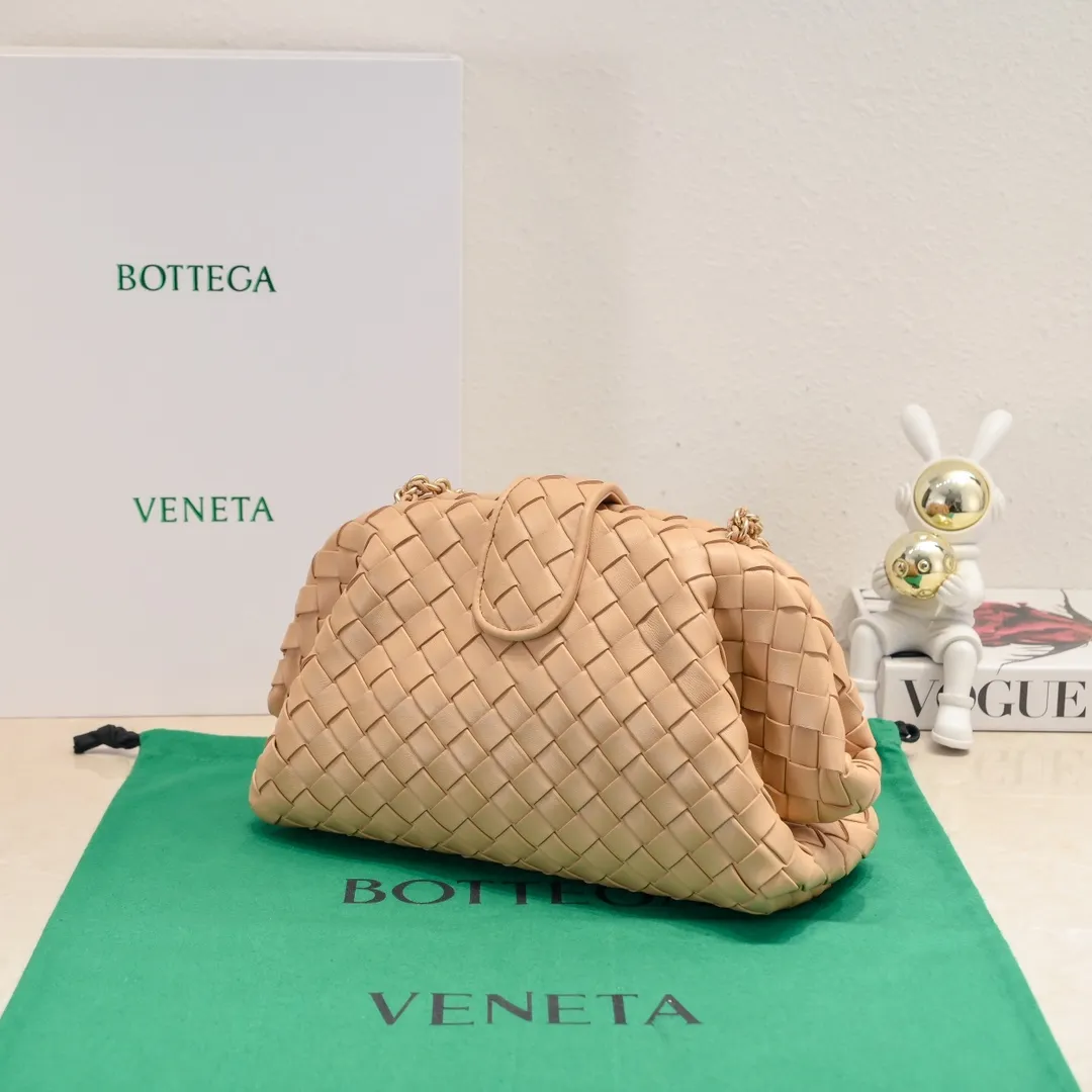 Batch 2260 Bitters Venetia 2024 summer series brings Lauren 1980 handbags back to the public eye. The design of the bag is inspired by ancient Roman architecture. It uses the brand's iconic Intrecciato lambskin woven bag body with a hard frame. No logo can be seen on the whole bag. It is equipped with a leather woven metal chain. When using it as a clutch, just put the chain directly in the bag ~ showing an elegant and timeless style. Decades later, when Lauren Hutton once again walked on the Bottega Venetia spring and summer show with this bag, the charm of the year still remains intact despite the passage of time. Size: 31.5*16.5*11 Style number: 5807#